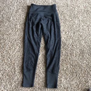 Kirkland leggings with side pockets. Size Small